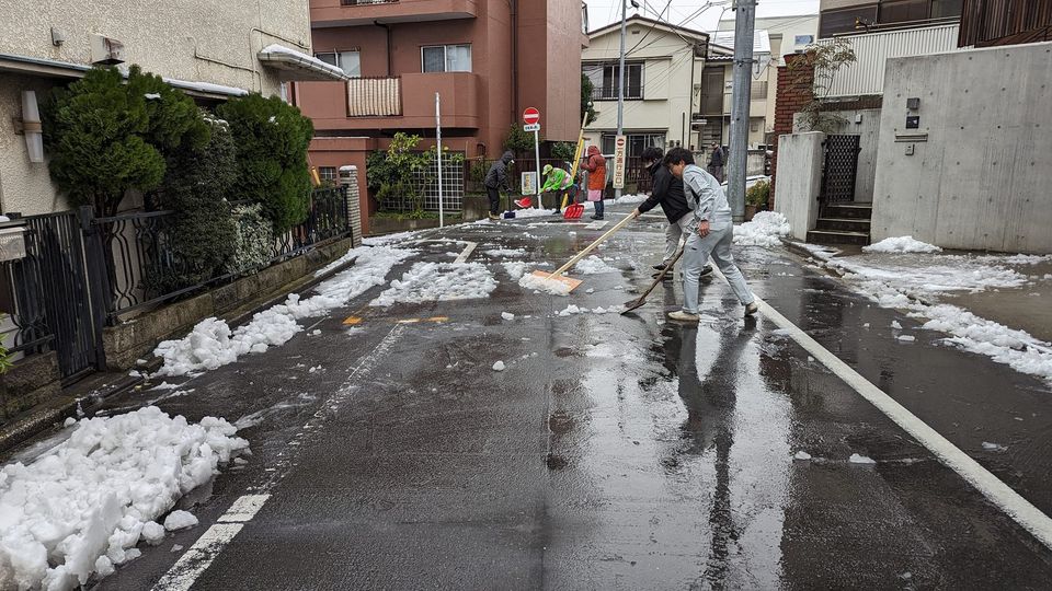 大雪で上池台のご近所さんと協力して雪かきです